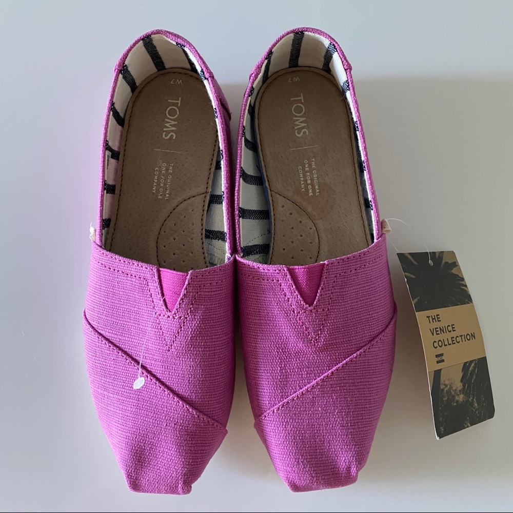 NWT Toms Women’s classic SZ 7 in Red Plum canvas